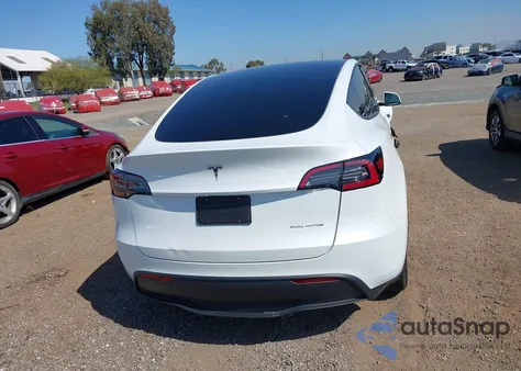 2024 Tesla Model Y Long Range Dual Motor All-Wheel Drive z USA, uszkodzony, nr VIN 7SAYGDEE5RF126043